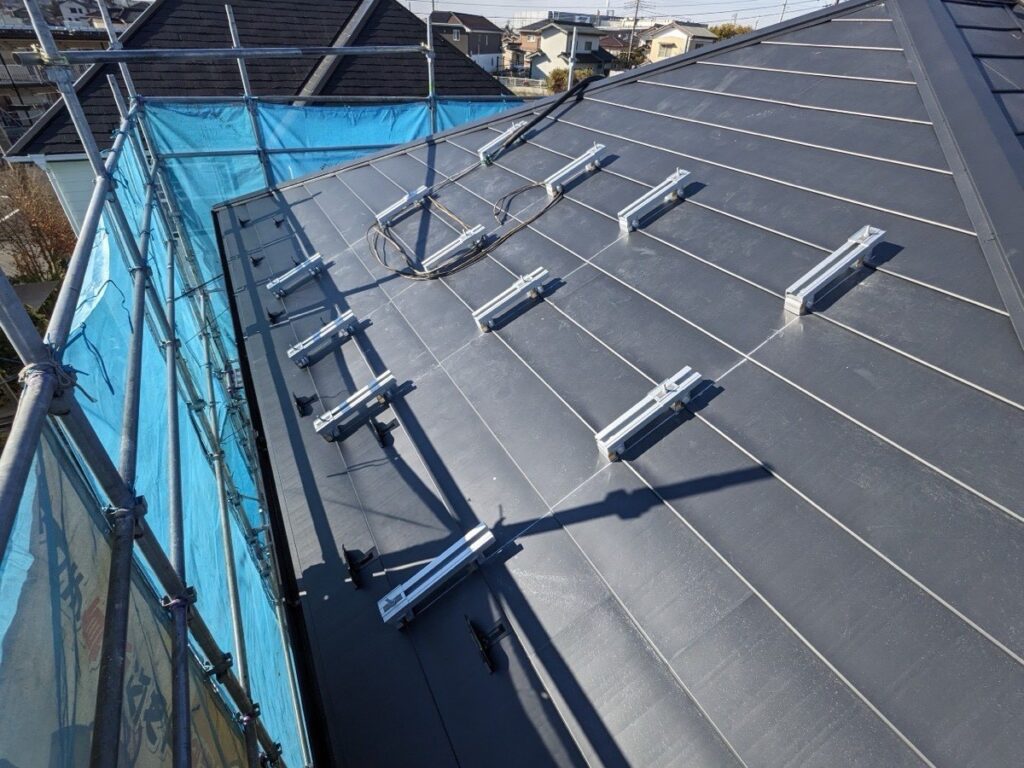 屋根カバー工法が終わった後に、太陽光パネルの架台を取り付けました。<br />
<br />
※弊社では、屋根に穴を空けずに固定をする、『キャッチクランプ工法』を採用しております。